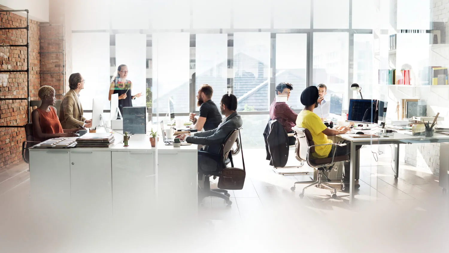 Cette image représente un homme qui regarde un ordinateur dans des bureaux, elle sert à contribuer à l'article de blog sur le GED sur le site CPGI.