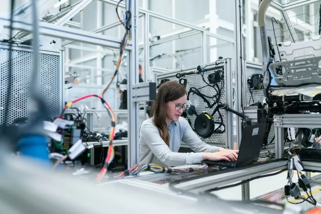 Cette image représente une femme qui travail sur un ordinateur, elle sert à contribuer à l'article de blog sur le GPAO sur le site CPGI.