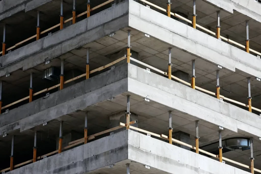 Cette image représente un bâtiment en construction, elle sert à contribuer à l'article de blog Gagnez du temps sur vos chantiers avec Tolteck sur le site CPGI.