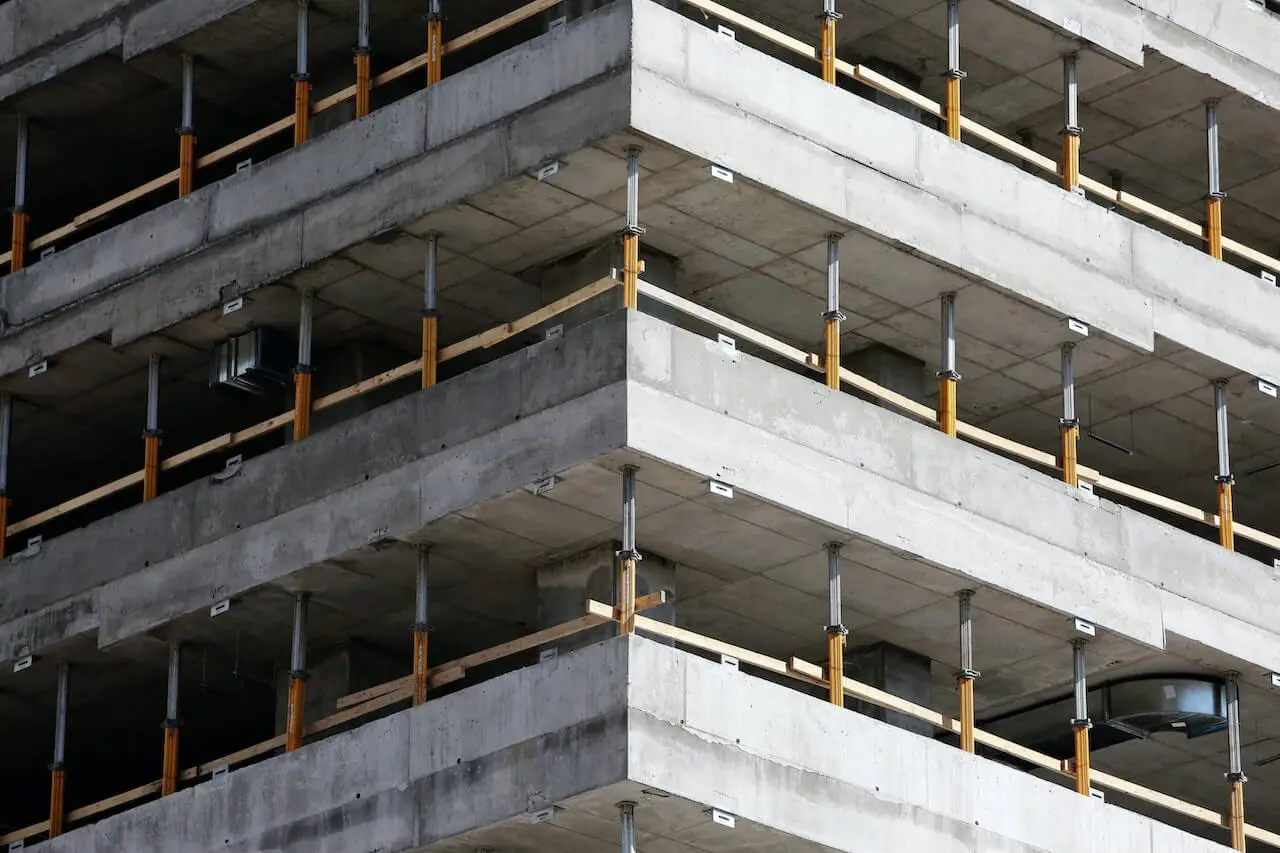 Cette image représente un bâtiment en construction, elle sert à contribuer à l'article de blog Gagnez du temps sur vos chantiers avec Tolteck sur le site CPGI.