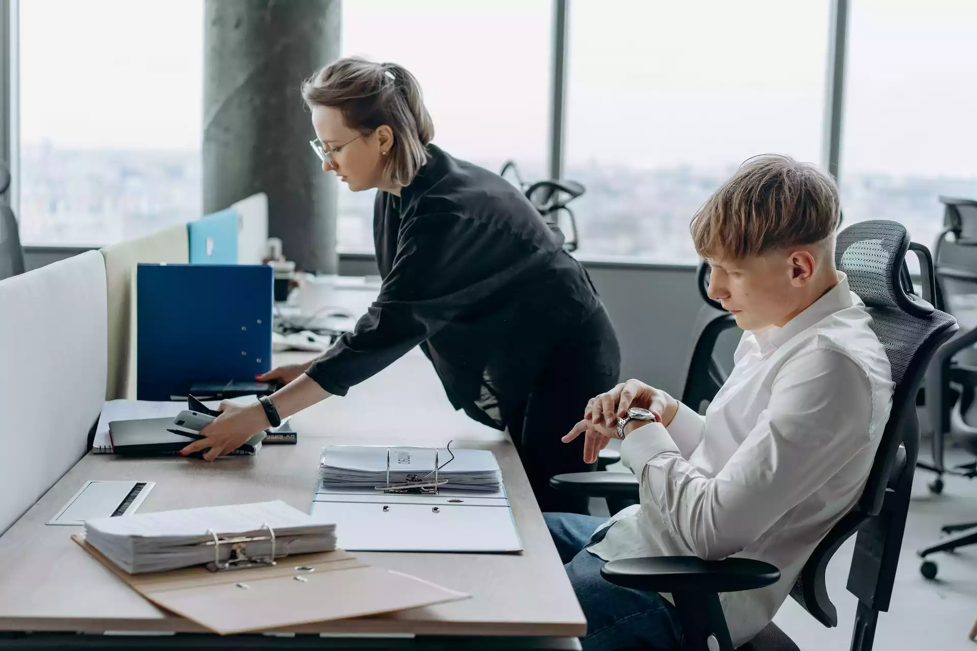 Une femme et un homme devant leur bureau