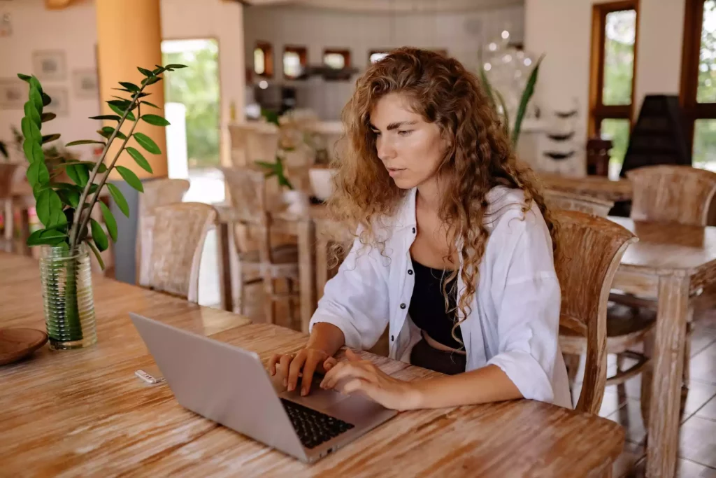 Femme qui s'occupe de la paie devant son ordinateur portable