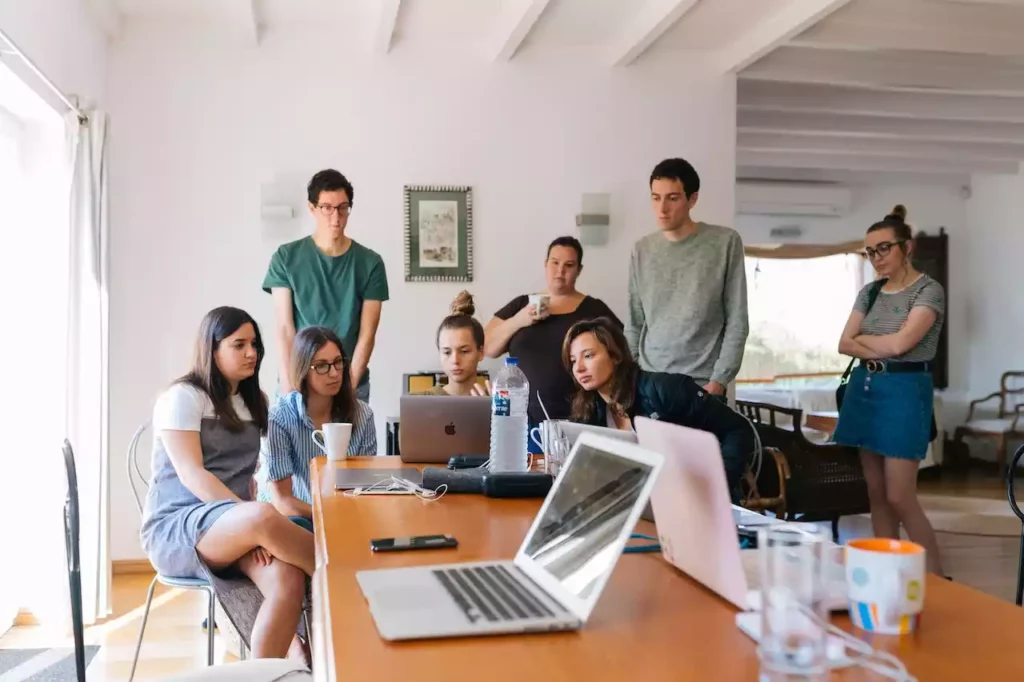 Groupe de personnes en salle de réunion en pleine discussion