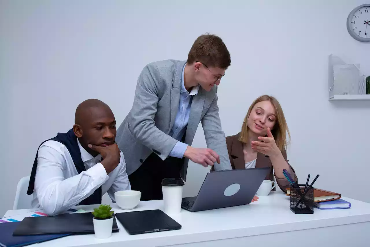 Groupe de personne devant un bureau