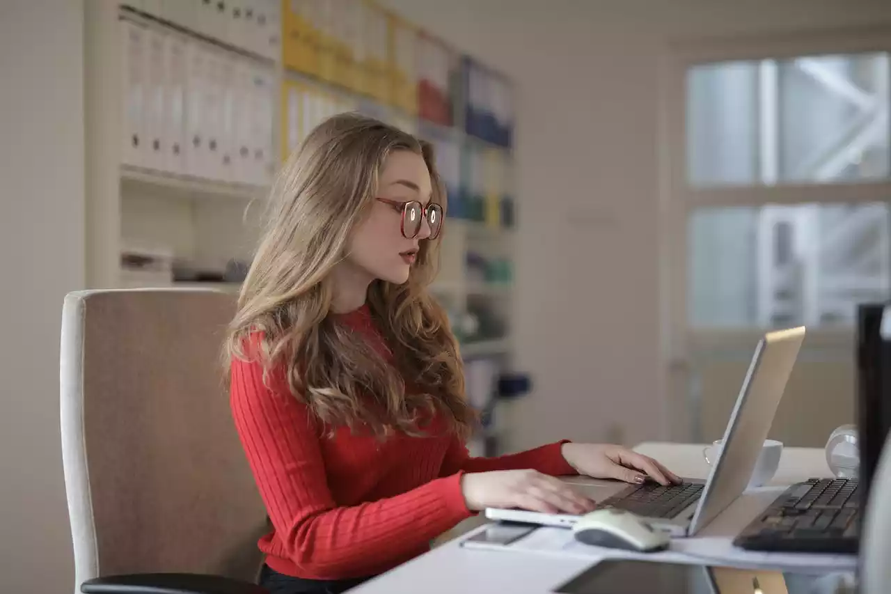 Femme devant un ordinateur