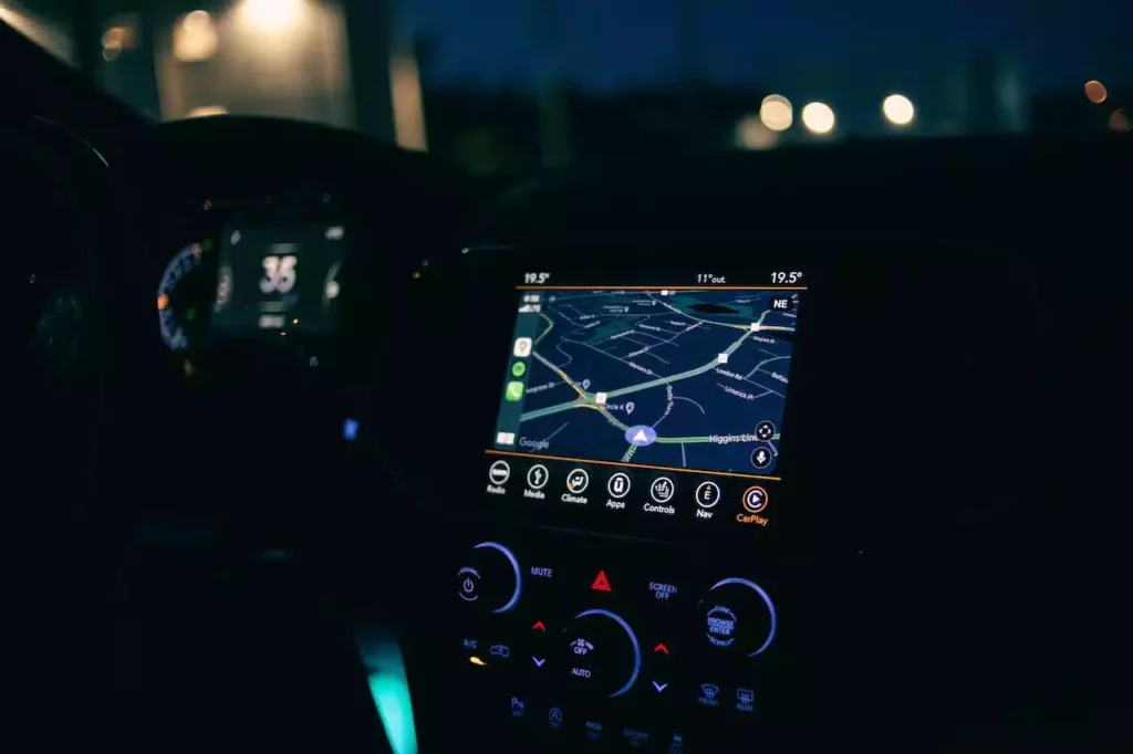 Photo de l'intérieur d'une voiture avec un gros plan sur le GPS.