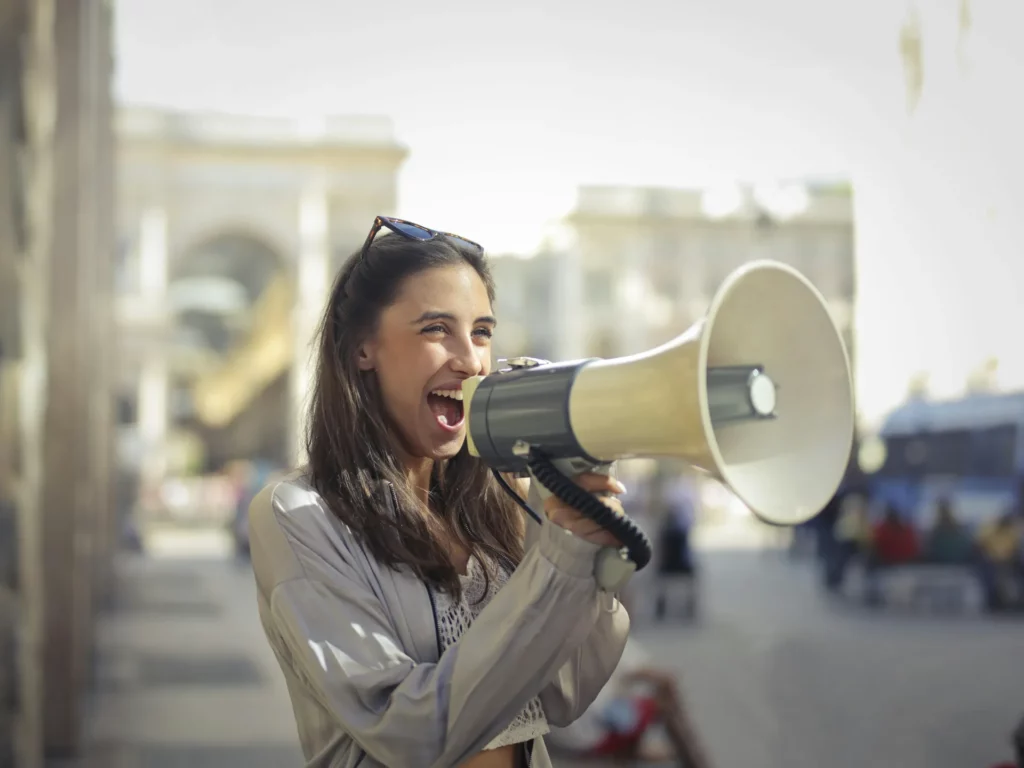 Femme criant dans un mégaphone en plein air