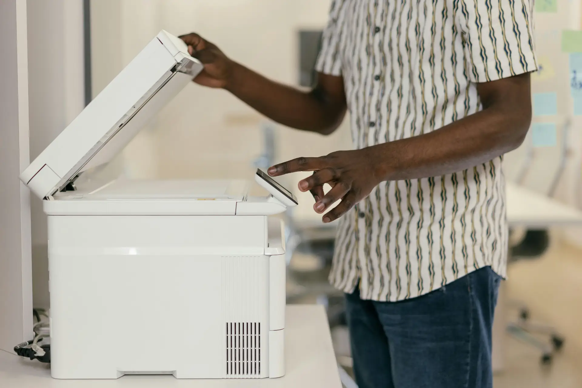 Une personne qui utilise une imprimante
