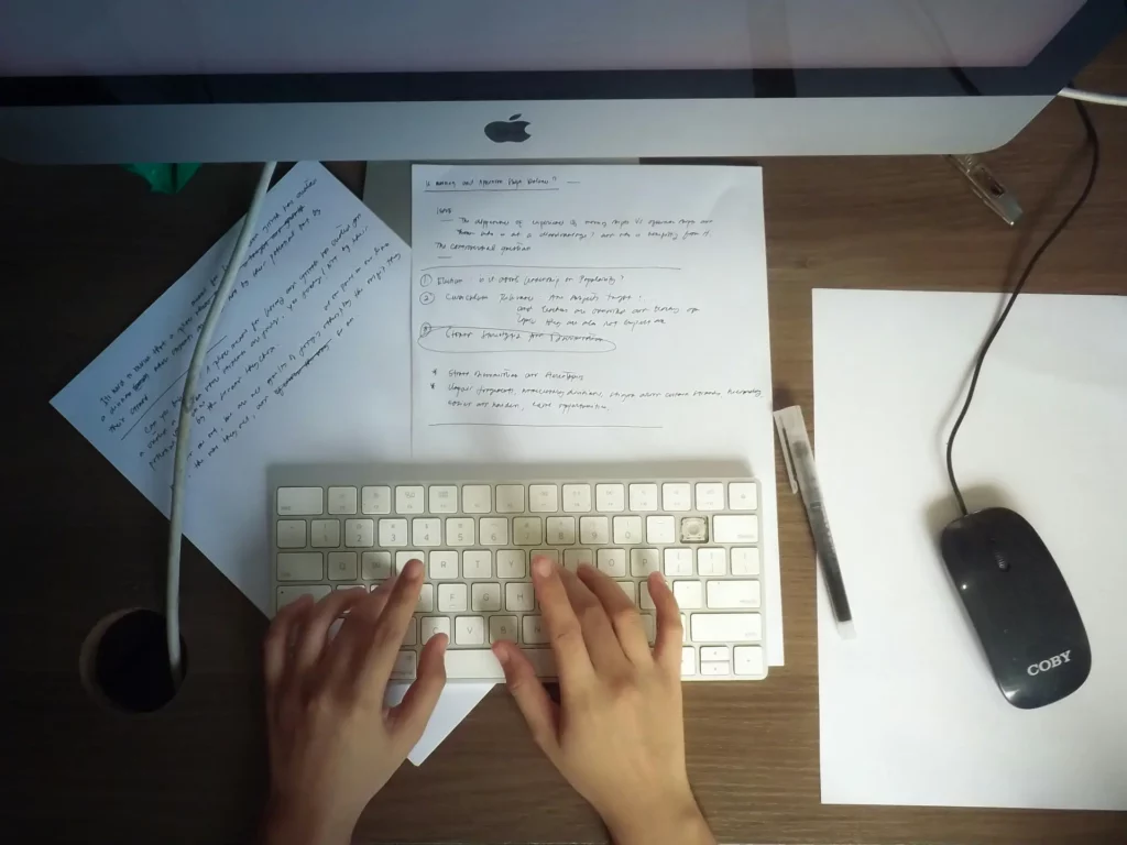 Personne qui travail sur un ordianteur