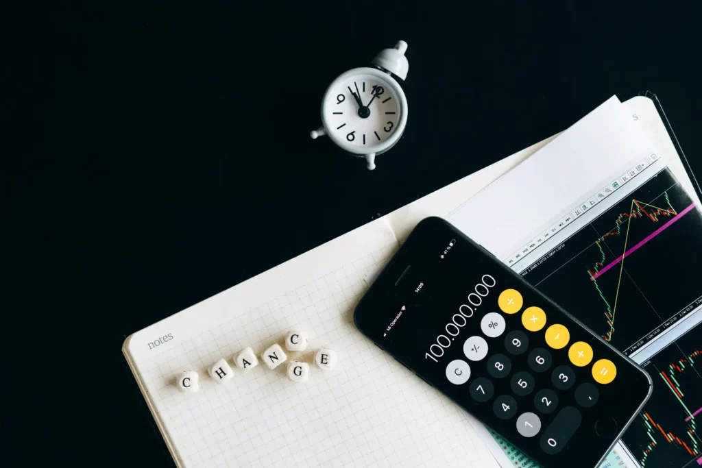 on voit une petite horloge avec un graphique et une calculatrice