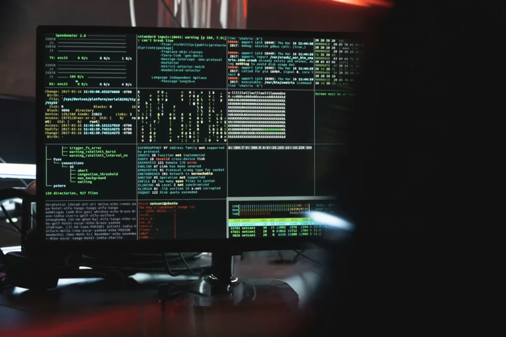 on voit un écran avec plusieurs logiciel ouvert