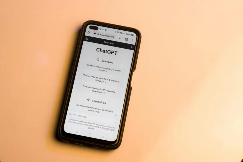 on voit un téléphone avec chat gpt dessus