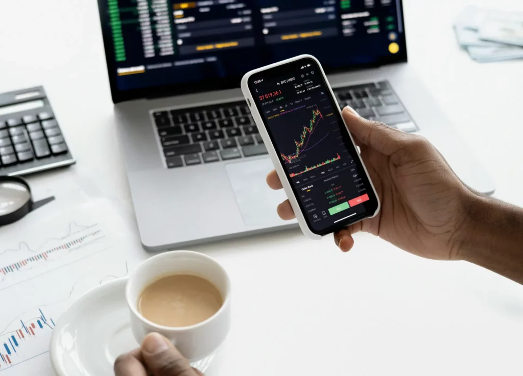 Personne qui utilise une application de trading