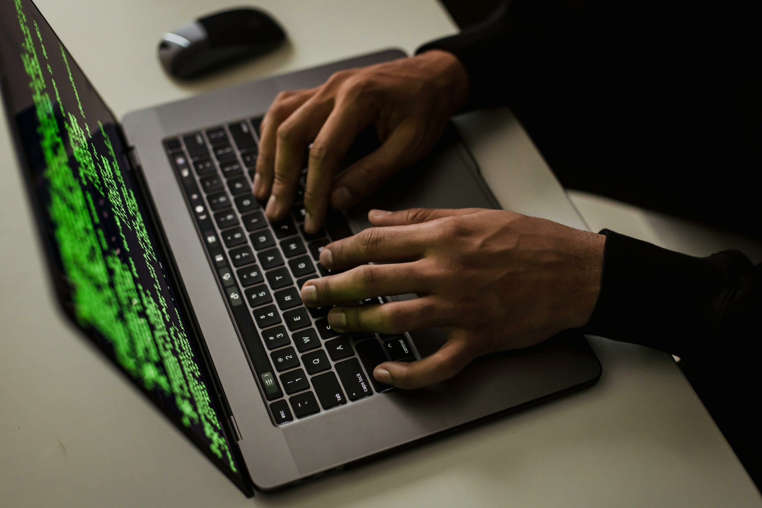 Personne qui travail sur un ordinateur