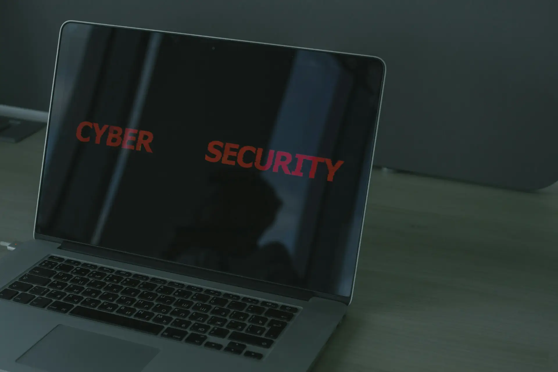 Un ordinateur portable qui affiche cyber sécurité