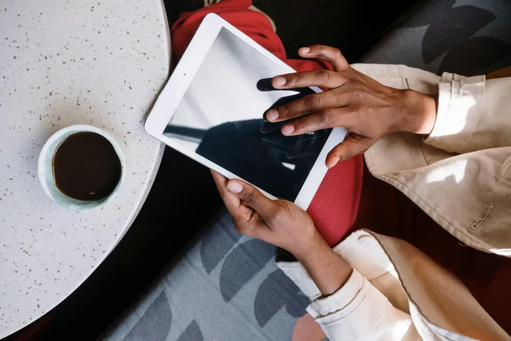 Personne qui utilise une tablette